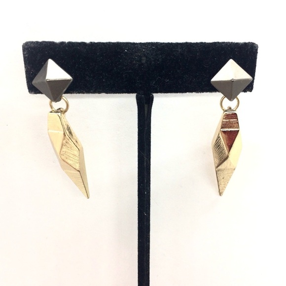 3/$30 NWT ACCESSORY CONCIERGE PYRAMID EARRING DANGLE GOLD TONE GEOMETRIC - Picture 8 of 11